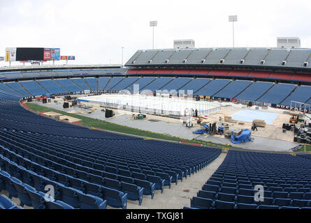 Fini les travailleurs de poser les logos sur la glace en prévision de la NHL Winter Classic 2008 pour être joué le 1 janvier 2008 à Ralph Wilson Stadium in orchard Park, New York le 29 décembre 2007. (Photo d'UPI/Jerome Davis) Banque D'Images