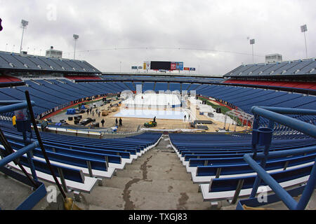 Fini les travailleurs de poser les logos sur la glace en prévision de la NHL Winter Classic 2008 pour être joué le 1 janvier 2008 à Ralph Wilson Stadium in orchard Park, New York le 29 décembre 2007. (Photo d'UPI/Jerome Davis) Banque D'Images