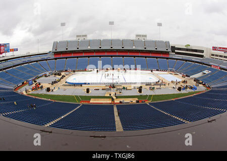 Fini les travailleurs de poser les logos sur la glace en prévision de la NHL Winter Classic 2008 pour être joué le 1 janvier 2008 à Ralph Wilson Stadium in orchard Park, New York le 29 décembre 2007. (Photo d'UPI/Jerome Davis) Banque D'Images