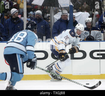 Sabres de Buffalo aile gauche Thomas Vanek (26) s'engouffre jusqu'ice tout en étant poursuivi par les Penguins de Pittsburgh Center Tyler Kennedy (48) dans la LNH Winter Classic au Ralph Wilson Stadium in orchard Park, New York le 1 janvier 2008. (Photo d'UPI/Jerome Davis) Banque D'Images