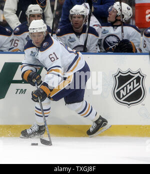 Sabres de Buffalo aile droite Maxim Afinogenov a l'air de faire un passage dans la deuxième période de la NHL Winter Classic au Ralph Wilson Stadium in orchard Park, New York le 1 janvier 2008. (Photo d'UPI/Jerome Davis) Banque D'Images