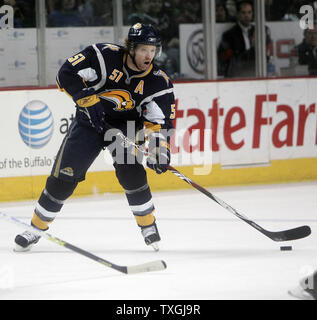 Sabres de Buffalo le défenseur Brian Campbell (51) ressemble à transmettre à un coéquipier dans la première période à l'HSBC Arena de Buffalo, New York le 17 février 2008. (Photo d'UPI/Jerome Davis) Banque D'Images