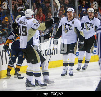 Les Penguins de Pittsburgh le défenseur Ryan Whitney (19) et son coéquipier Evgeni Malkin (à droite) félicitent les Penguins de Pittsburgh l'aile gauche Ryan Malone (12) après avoir marqué le deuxième but de pingouins dans la deuxième période à la HSBC Arena de Buffalo, New York le 17 février 2008. (Photo d'UPI/Jerome Davis) Banque D'Images