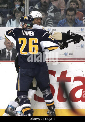 Pittsburgh Penguins aile droite Georges Laraque est vérifiée dans le verre par Sabres de Buffalo aile gauche Thomas Vanek (26), de l'Australie, dans la deuxième période à la HSBC Arena de Buffalo, New York le 17 février 2008. Les pingouins a battu les sabres 4-1. (Photo d'UPI/Jerome Davis) Banque D'Images