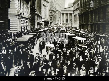 Impression photographique de rassemblement des foules dans Wall Street, New York, au début de krach de Wall Street en 1929. En date du 20e siècle Banque D'Images