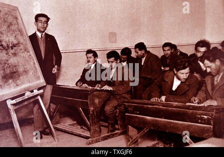 Tirage photographique d'étudiants de l'enseignement de l'alphabétisation en Turquie, sous le régime libéral programmes mis en place par Mustafa Kemal Atatürk (1881-1938). En date du 20e siècle Banque D'Images