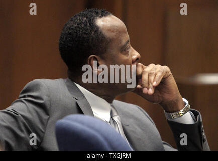 Le Dr Conrad Murray a l'air sur l'homicide involontaire au cours de son procès à Los Angeles, le Jeudi, Octobre 20, 2011. Murray a plaidé non coupable et fait face à quatre ans de prison et la perte de sa licence médicale s'il est reconnu coupable d'homicide involontaire dans la mort de Michael Jackson. (AP Photo/Reed Saxon, piscine) Banque D'Images