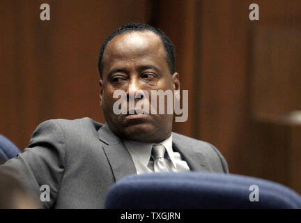 Le Dr Conrad Murray a l'air sur l'homicide involontaire au cours de son procès à Los Angeles, le Jeudi, Octobre 20, 2011. Murray a plaidé non coupable et fait face à quatre ans de prison et la perte de sa licence médicale s'il est reconnu coupable d'homicide involontaire dans la mort de Michael Jackson. (AP Photo/Reed Saxon, piscine) Banque D'Images