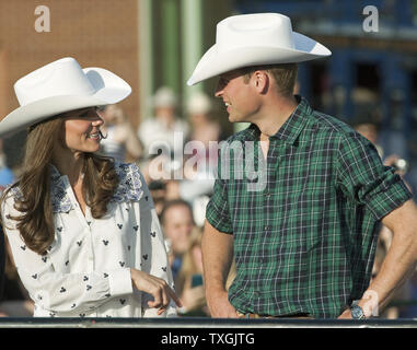 Pour la dernière étape de leur tournée royale, le Prince William et Kate, le duc et la duchesse de Cambridge, assister à un aperçu du Stampede de Calgary lors d'une réception du gouvernement du Canada à Calgary, Alberta, le 7 juillet 2011. UPI/Heinz Ruckemann Banque D'Images