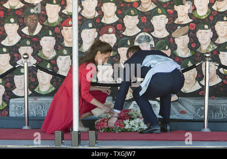 Au cours de la cérémonie officielle de départ du Canada, le Prince William et Kate, le duc et la duchesse de Cambridge, déposer une couronne à la base de l'honneur de Portraits à fresque Rotary Challenger Park à Calgary, Alberta, le 8 juillet 2011. UPI/Heinz Ruckemann Banque D'Images