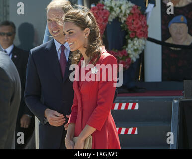 Au cours de la cérémonie officielle de départ du Canada, le Prince William et Kate, le duc et la duchesse de Cambridge, sont invités à déposer une couronne à la base de l'honneur de Portraits à fresque Rotary Challenger Park à Calgary, Alberta, le 8 juillet 2011. UPI/Heinz Ruckemann Banque D'Images