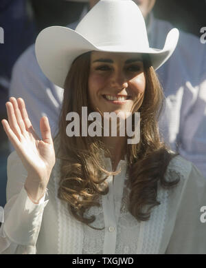 Pour la dernière étape de leur tournée royale, l'épouse du Prince William Kate, la duchesse de Cambridge, les vagues alors qu'elle voit le défilé du Stampede de Calgary à Calgary, Alberta, le 8 juillet 2011. UPI/Heinz Ruckemann Banque D'Images