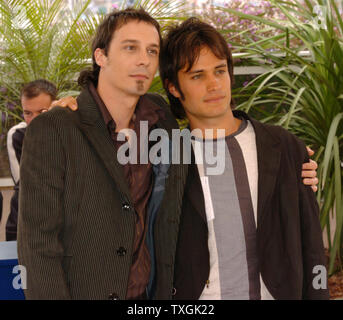 Acteurs Fele Martinez(à gauche) et Gael Garcia Bernal poser pour les photographes à la première photocall du Festival du Film de Cannes (France) le 12 mai 2004. Ils apparaissent dans le film de Pedro Almodovar directeur 'Bad professio' qui ouvrira le Festival ce soir 12 mai. (Photo d'UPI/Christine Chew) Banque D'Images