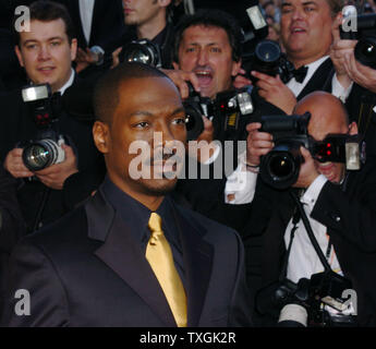 Eddie Murphy pose pour le groupe bruyant de paparazzis sur le tapis rouge avant la projection de gala de "hrærek 2' au Palais des Festivals le 15 mai 2004 pendant le Festival de Cannes à Cannes, France. Voix Murphy le caractère de l'âne dans le dessin animé qui est l'un des films en compétition officielle ici au Festival. (Photo d'UPI/Christine Chew) Banque D'Images