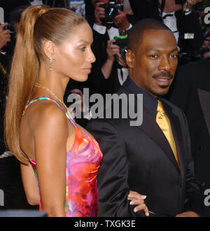 Eddie Murphy et sa date poser pour les photographes sur le tapis rouge avant la projection de gala de "hrærek 2' au Palais des Festivals le 15 mai 2004 pendant le Festival de Cannes à Cannes, France. Voix Murphy le caractère de l'âne dans le dessin animé qui est l'un des films en compétition officielle ici au Festival. (Photo d'UPI/Christine Chew) Banque D'Images