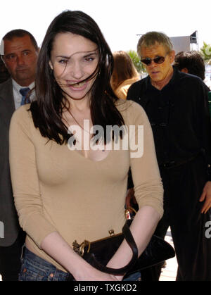 Beatrice Dalle et Nick Nolte(Droite) se rendre à la conférence de presse pour "nettoyer" au Palais des Festivals le 21 mai 2004 durant le Festival de Cannes à Cannes, France. (Photo d'UPI/Christine Chew) Banque D'Images