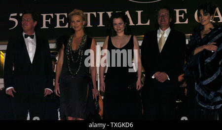 (L-R) Réalisateur Stephen Hopkins, Charlize Theron, Emily Watson, Geoffrey Rush et Sonia Aquino poser pour les photographes après la projection de gala de "La vie et la mort de Peter Sellers' au Palais des Festivals le 21 mai 2004 durant le Festival de Cannes à Cannes, France. (Photo d'UPI/Christine Chew) Banque D'Images