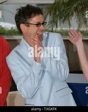 Robert Downey Jr rit à la photocall de son nouveau film "Kiss Kiss Bang Bang'lors du 58e festival de Cannes le 14 avril 2005. (Photo d'UPI/Hugo Philpott) Banque D'Images