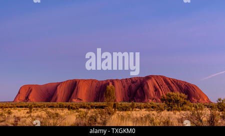 Belle et colorée le lever du soleil sur Uluru, Ayers Rock, Australie Banque D'Images