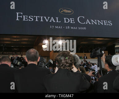 Tirez sur les photographes participants à l'ouverture officielle de la 59e assemblée annuelle du Festival de Cannes à Cannes, France le 17 mai 2006. (Photo d'UPI/David Silpa) Banque D'Images