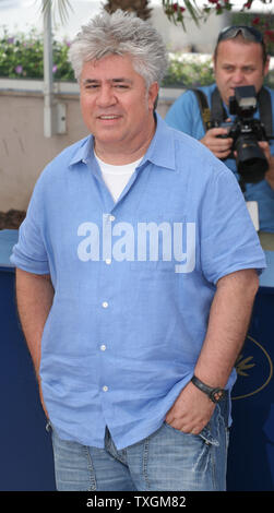 Le réalisateur Pedro Almodovar pose pendant un appel de photo pour son film 'Volver' lors de la 59e Assemblée annuelle du Festival de Cannes à Cannes, France le 19 mai 2006. (Photo d'UPI/David Silpa) Banque D'Images