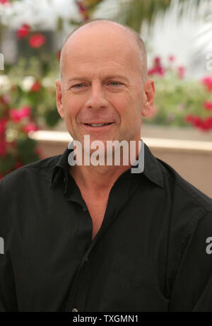 Acteur Bruce Willis arrive à être pris en photo pour son film 'Over the Hedge' à la 59e Assemblée annuelle du Festival de Cannes à Cannes, France le 21 mai 2006. (Photo d'UPI/David Silpa) Banque D'Images