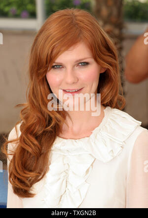 L'actrice Kirsten Dunst arrive à être pris en photo pour son film 'Marie Antoinette' à la 59e Assemblée annuelle du Festival de Cannes à Cannes, France le 24 mai 2006. (Photo d'UPI/David Silpa) Banque D'Images