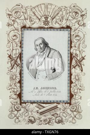 Joseph Marie Jacquard (1752-1834) French silk-Weaver et inventeur. Portrait tissé par métier Jacquard, entouré de bordure imprimée montrant des cartes perforées, papier pour la conception de modèles, navettes, bobines, etc. La couleur Banque D'Images