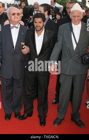 Le comédien français Jamel Debbouze (C) arrive sur le tapis rouge avec deux anciens combattants de la Seconde Guerre mondiale avant la projection du film "indigènes" à la 59e Assemblée annuelle du Festival de Cannes à Cannes, France le 25 mai 2006. (Photo d'UPI/David Silpa) Banque D'Images