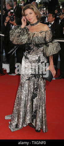 L'actrice française Corinne Touzet arrive sur le tapis rouge avant la projection du film "Quand j'etais Chanteur (Le chanteur)' à la 59e Assemblée annuelle du Festival de Cannes à Cannes, France le 26 mai 2006. (Photo d'UPI/David Silpa) Banque D'Images