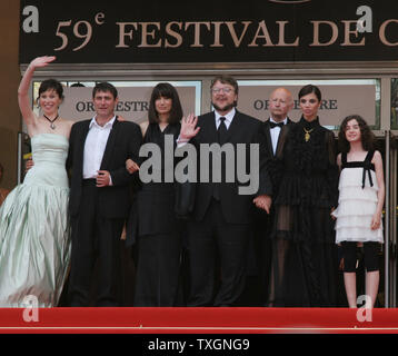 Le cast de 'El Laberinto del Fauno (le labyrinthe de Pan)' arrive sur le tapis rouge avant la projection de leur film à la 59e Assemblée annuelle du Festival de Cannes à Cannes, France le 27 mai 2006. (Photo d'UPI/David Silpa) Banque D'Images