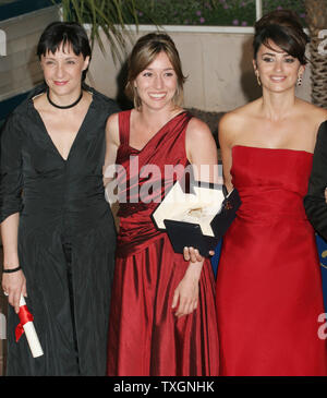 Actrices Blanca Portillo (L), Lola Duenas (C) et Penelope Cruz afficher leurs prix de la Meilleure Actrice après avoir partagé le prix pour le film 'Volver' à la 59e assemblée annuelle du Festival de Cannes à Cannes, France le 28 mai 2006. (Photo d'UPI/David Silpa) Banque D'Images