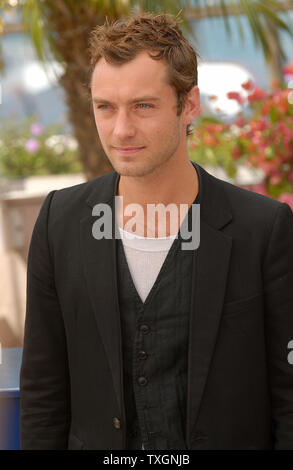 Jude Law assiste à une séance de photos pour la 'My Blueberry Nights', film d'ouverture du 60e Festival du Film de Cannes (France) le 16 mai 2007. (Photo d'UPI/Christine Chew) Banque D'Images