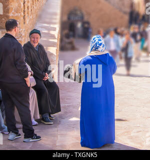 Un groupe familial en costume local profiter de leur visite à des murs de la ville d'Essaouira au Maroc Banque D'Images