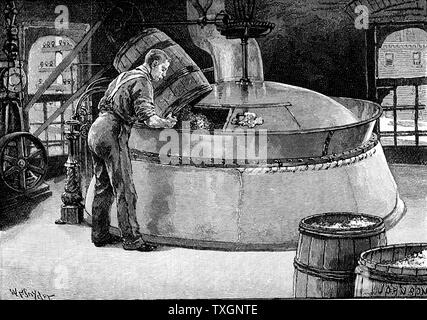 L'ajout de houblon à l'ébullition de la bière dans une brasserie. La gravure sur bois publié 1885 Banque D'Images