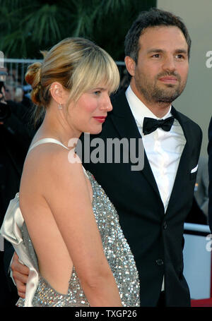 Mark Ruffalo (R) et femme Sunrise Coigney arrivent au Palais des Festivals pour la projection de gala de "Zodiac" au 60e Festival du Film de Cannes (France) le 17 mai 2007. (Photo d'UPI/Christine Chew) Banque D'Images