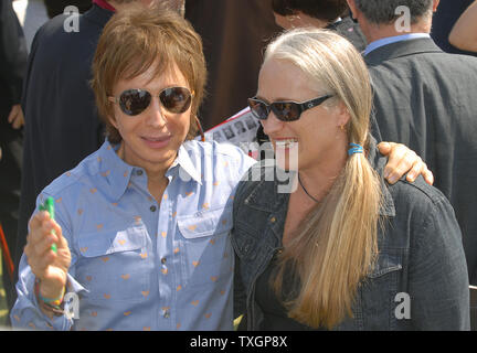 Administration Michael Cimino (L) et Jane Campion assister à l'une séance de photos pour les 33 administrateurs contribuant à "Chacun son cinéma" sur la terrasse d'azur au 60e Festival du Film de Cannes (France) le 20 mai 2007. (Photo d'UPI/Christine Chew) Banque D'Images