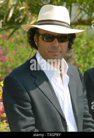 Réalisateur mexicain Alejandro Gonzalez Inarritu assiste à la photocall pour l'administration 33 contribuant à "Chacun son cinéma" sur la terrasse d'azur au 60e Festival du Film de Cannes (France) le 20 mai 2007. (Photo d'UPI/Christine Chew) Banque D'Images