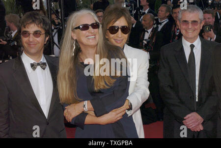 (L-R) Administration Atom Egoyan, Jane Campion, Michael Cimino et Claude Lelouch arrivent au Palais des Festivals pour la projection de gala de "Chacun son cinéma" qui dispose de 3 minutes de films par 33 administrateurs au 60e Festival du Film de Cannes (France) le 20 mai 2007. (Photo d'UPI/Christine Chew) Banque D'Images