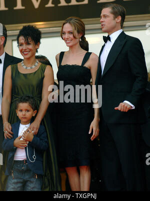 (L-R) Mariane Pearl, son fils Adam, Angelina Jolie et Brad Pitt arrive au Palais des Festivals pour la projection de gala de "A Mighty Heart" au 60e Festival du Film de Cannes (France) le 21 mai 2007. (Photo d'UPI/Christine Chew) Banque D'Images