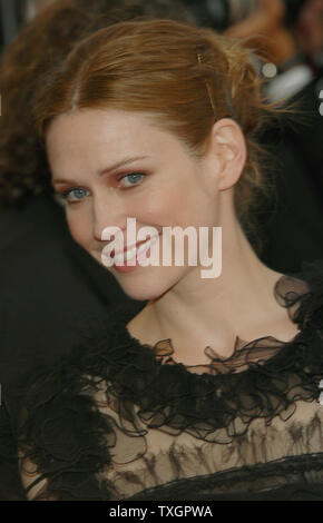 L'actrice française Marie-Josée Croze arrive au Palais des Festivals pour la projection de gala de 'Le Scaphandre et le Papillon' au 60e Festival du Film de Cannes (France) le 22 mai 2007. (Photo d'UPI/Christine Chew) Banque D'Images