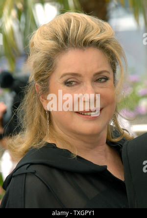 L'actrice française Catherine Deneuve assiste à une séance de photos pour le 'Persepolis' sur la terrasse Riviera au 60e Festival du Film de Cannes (France) le 23 mai 2007. (Photo d'UPI/Christine Chew) Banque D'Images