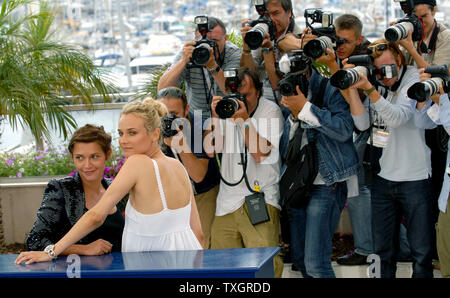 L'actrice française Emma de Caunes (L) et Diane Kruger assister à la photocall pour "L'Age des Tenebres' sur la terrasse Riviera au 60e Festival du Film de Cannes (France) le 26 mai 2007. (Photo d'UPI/Christine Chew) Banque D'Images