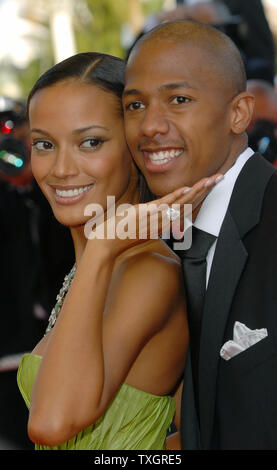 Le rappeur Nick Cannon (R) et le modèle Selita Ebanks arrivent au Palais des Festivals pour la projection de gala de "promets-moi" au 60e Festival du Film de Cannes (France) le 26 mai 2007. (Photo d'UPI/Christine Chew) Banque D'Images