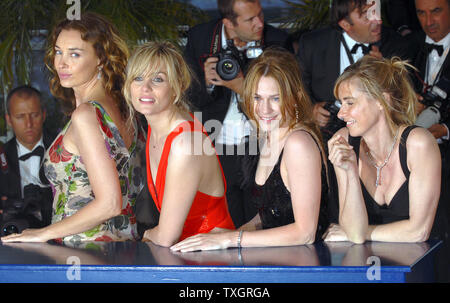 (L-R) Olatz Lopez Garmendia, Emmanuelle Seigner, Marie-Josée Croze, Anne Consigny assister à un photocall sur la terrasse Riviera après leur réalisateur Julian Schnabel remporte le prix du meilleur réalisateur pour son film "Le Scaphandre et le Papillon' au 60e Festival du Film de Cannes (France) le 27 mai 2007.(Photo UPI/Christine Chew) Banque D'Images