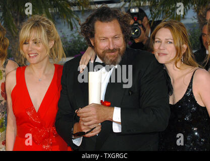 (L-R) Emmanuelle Seigner, directeur américain Julian Schnabel et Marie-Josée Croze assister à un photocall sur la terrasse Riviera après Schnabel remporte le prix du meilleur réalisateur pour son film "Le Scaphandre et le Papillon' au 60e Festival du Film de Cannes (France) le 27 mai 2007. (Photo d'UPI/Christine Chew) Banque D'Images