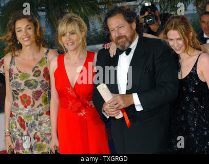 (L-R) Olatz Lopez Garmendia, Emmanuelle Seigner, directeur américain Julian Schnabel et Marie-Josée Croze assister à un photocall sur la terrasse Riviera après Schnabel remporte le prix du meilleur réalisateur pour son film "Le Scaphandre et le Papillon' au 60e Festival du Film de Cannes (France) le 27 mai 2007.(Photo UPI/Christine Chew) Banque D'Images