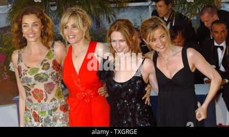 (L-R) Olatz Lopez Garmendia, Emmanuelle Seigner, Marie-Josée Croze, Anne Consigny assister à un photocall sur la terrasse Riviera après leur réalisateur Julian Schnabel remporte le prix du meilleur réalisateur pour son film "Le Scaphandre et le Papillon' au 60e Festival du Film de Cannes (France) le 27 mai 2007.(Photo UPI/Christine Chew) Banque D'Images