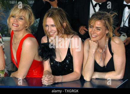 (L-R) Emmanuelle Seigner, Marie-Josée Croze, Anne Consigny assister à un photocall sur la terrasse Riviera après leur réalisateur Julian Schnabel remporte le prix du meilleur réalisateur pour son film "Le Scaphandre et le Papillon' au 60e Festival du Film de Cannes (France) le 27 mai 2007.(Photo UPI/Christine Chew) Banque D'Images