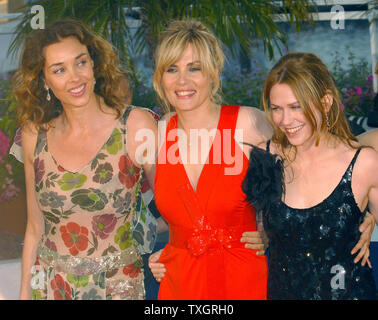 (L-R) Olatz Lopez Garmendia, Emmanuelle Seigner et Marie-Josée Croze assister à un photocall sur la terrasse Riviera après leur réalisateur Julian Schnabel remporte le prix du meilleur réalisateur pour son film "Le Scaphandre et le Papillon' au 60e Festival du Film de Cannes (France) le 27 mai 2007.(Photo UPI/Christine Chew) Banque D'Images